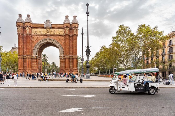 Barcelona Expert Tour with Local Guide in Eco Tuk Tuk Private - Plaça de Catalunya and the city center