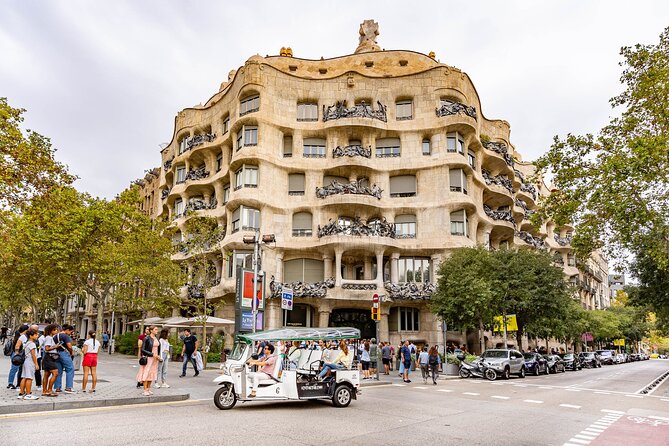 Barcelona Historical Tour with Local Guide in Eco Tuk Tuk Private - Plaza de Espanya and the climb toward Montjuïc