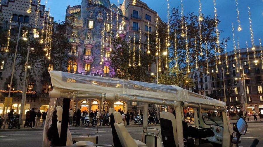 Barcelona: Private Christmas Lights Tour by Eco Tuk Tuk - Arc de Triomf and Ronda de Sant Pere