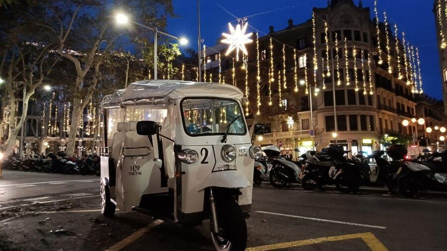 Barcelona: Private Christmas Lights Tour by Eco Tuk Tuk - Passeig de Gràcia and Casa Batlló