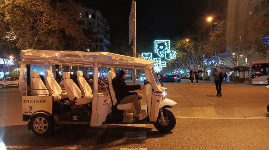 Barcelona: Private Christmas Lights Tour by Eco Tuk Tuk - Casa Milà and Palau Robert