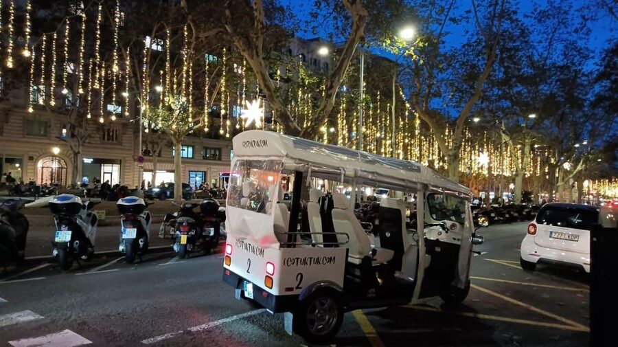 Barcelona: Private Christmas Lights Tour by Eco Tuk Tuk - Plaça d’Urquinaona and the return to Carrer de Casp