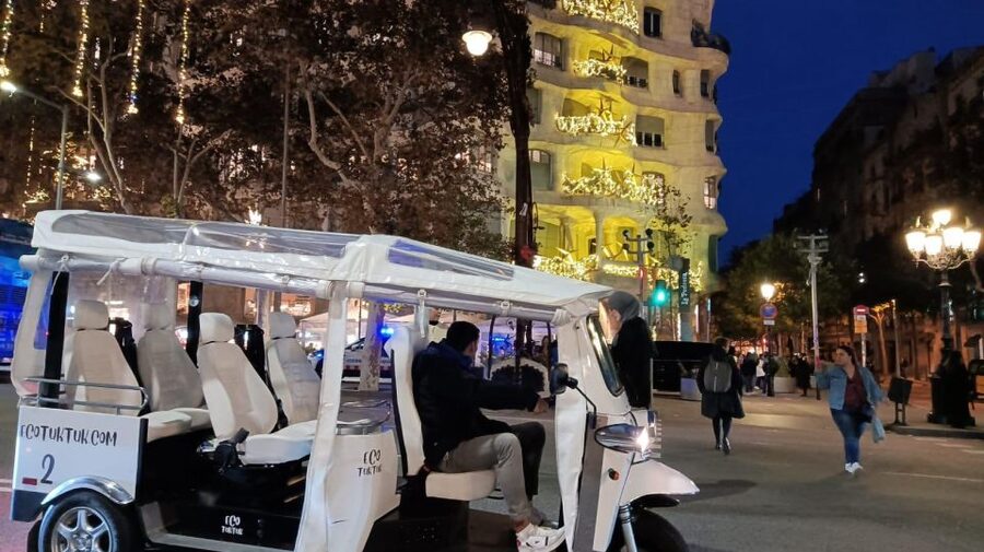 Barcelona: Private Christmas Lights Tour by Eco Tuk Tuk - What the private format changes