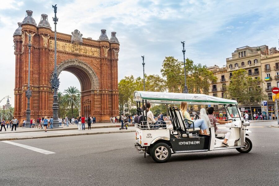Barcelona: Private City Tour by Eco Tuk Tuk - Casa Milà and Casa Batlló along Passeig de Gràcia