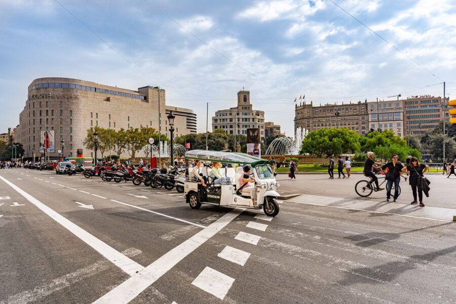Barcelona: Private City Tour by Eco Tuk Tuk - Choosing between one, two, three, and four hours