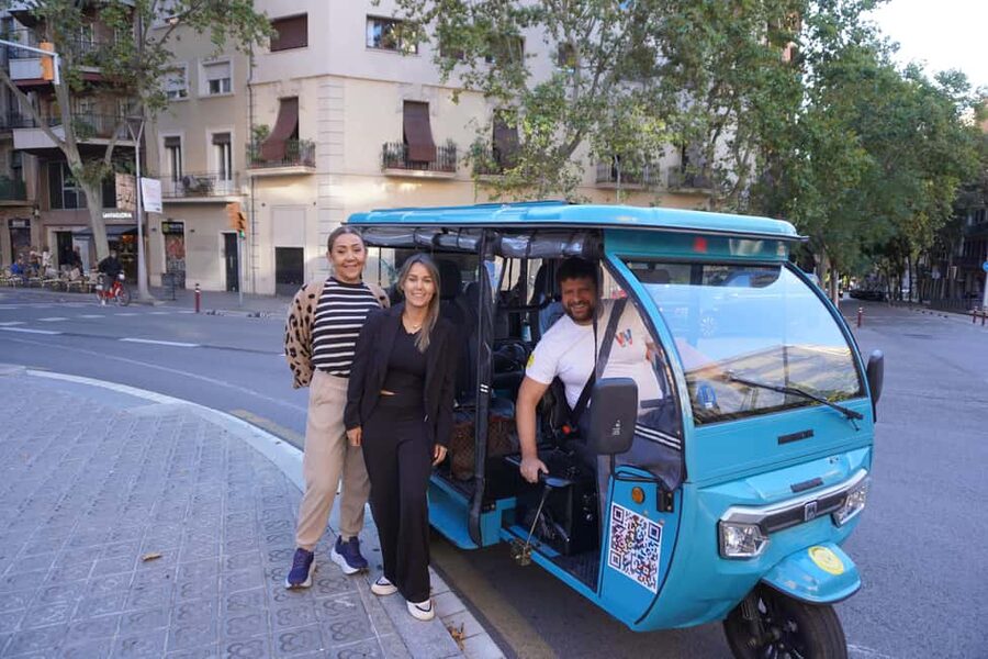 Barcelona: Tour by electric tuk tuk - Key things to know before booking