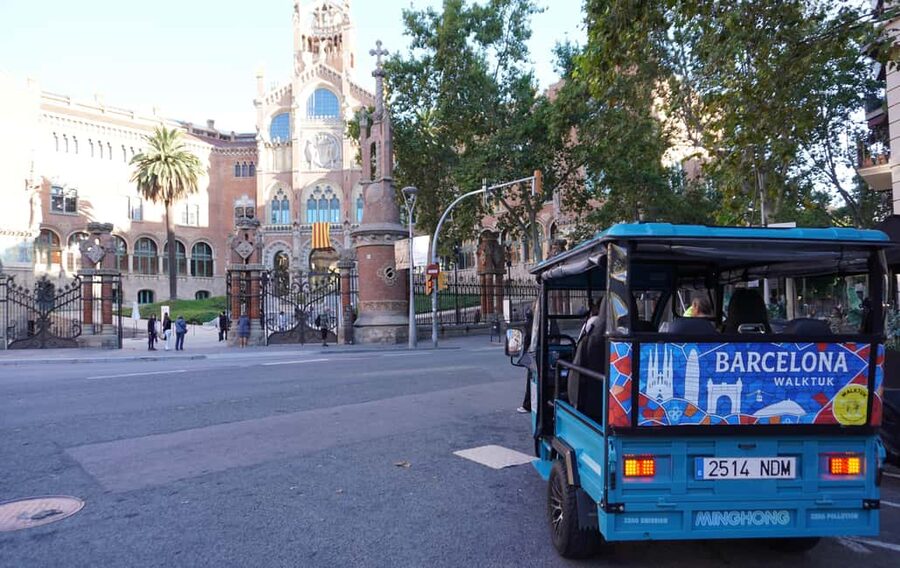 Barcelona: Tour by electric tuk tuk - Why an electric tuk tuk works well in Barcelona