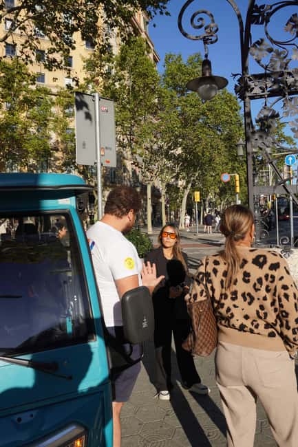 Barcelona: Tour by electric tuk tuk - Arc de Triomf and La Monumental