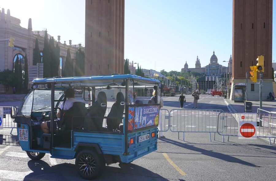Barcelona: Tour by electric tuk tuk - Sagrada Familia from the outside