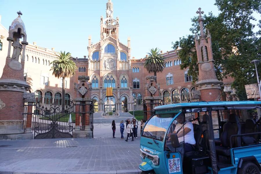 Barcelona: Tour by electric tuk tuk - Rambla de Catalunya and the return route