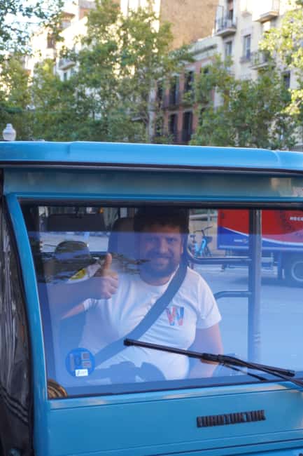 Barcelona: Tour by electric tuk tuk - Open air, rain covers, and comfort