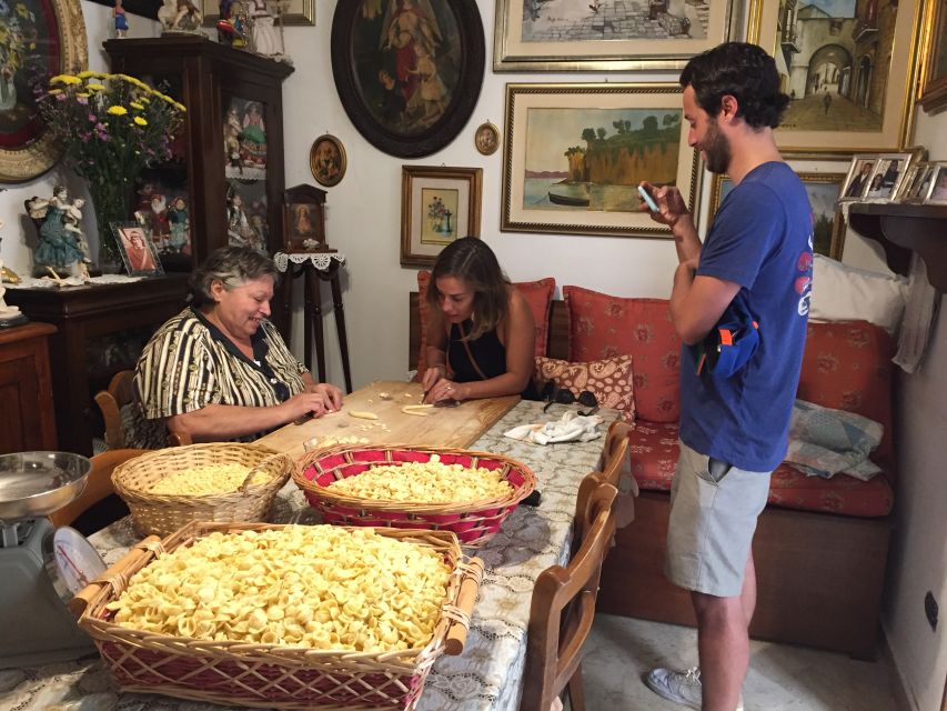 Bari Rickshaw Tour with Pasta Experience - Eating orecchiette with tomato sauce and Primitivo