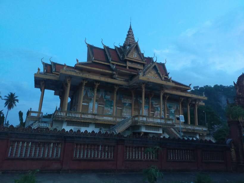 Battambang: Tuk-Tuk, Bamboo Train, Killing/Bat Caves, Sunset - Price, group rhythm, and what is included