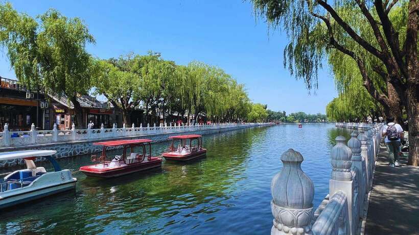 Beijing: Hutong Private Tour - Rickshaw Ride & English Guide - Walking Yandai Xiejie’s sloping old street