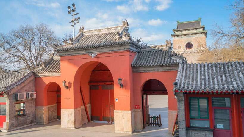 Beijing: Hutong Private Tour - Rickshaw Ride & English Guide - The private guide and food stop