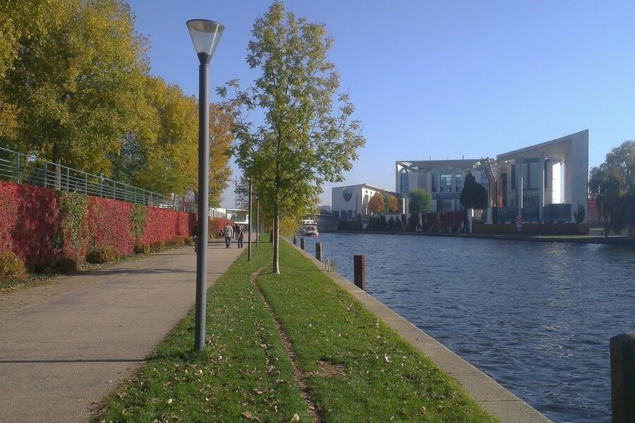 Berlin Express: Private 1-Hour E-Rickshaw Ride - Brandenburg Gate, parks, and riverside routes