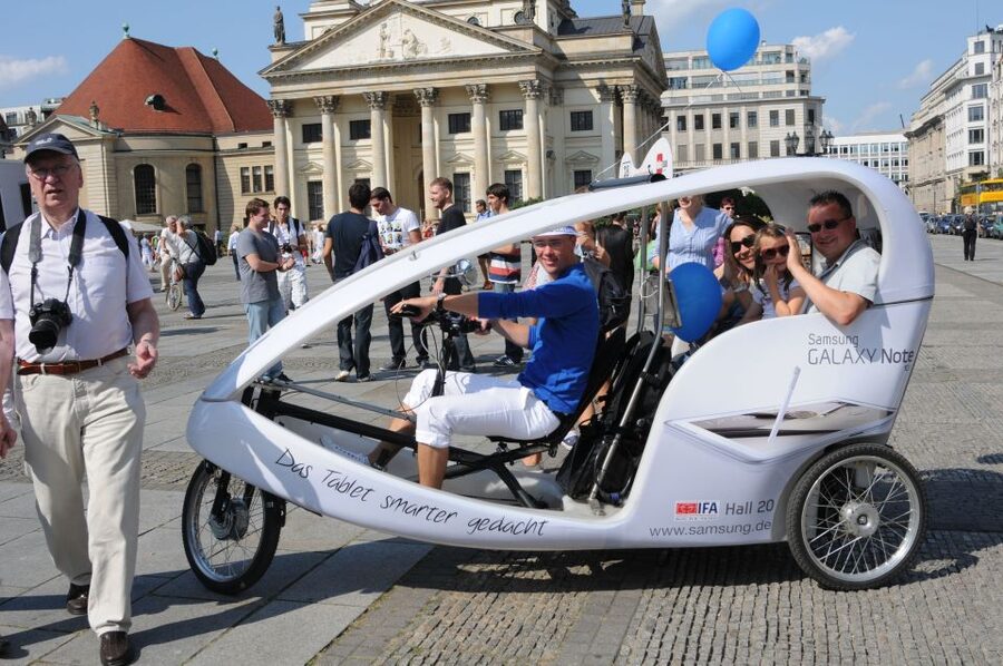 Berlin: Private Guided E-Rickshaw Tour - Starting beside Alexanderplatz and the World Time Clock