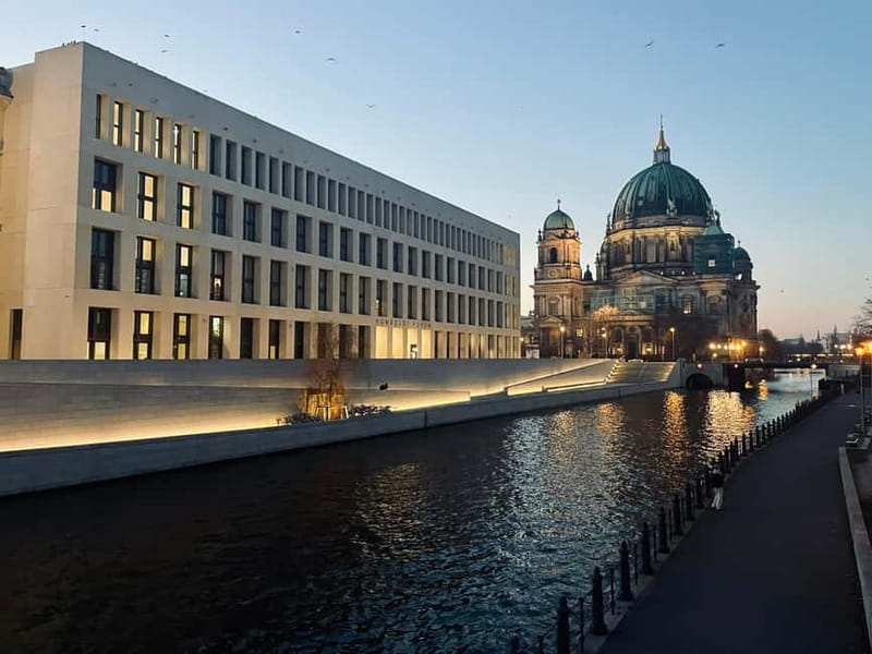 Berlin: Private Sightseeing Tour in an E-Rickshaw - Humboldt Forum and Museum Island in one sweep