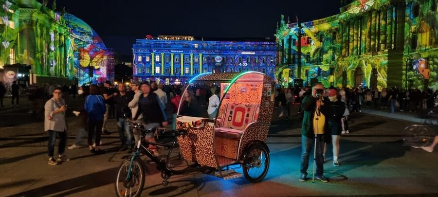 Berlin Rickshaw Tour -2 hours & hotel pickup - groups up to 16 people - Hackescher Markt, Jewish Centre, and Heckmann Höfe