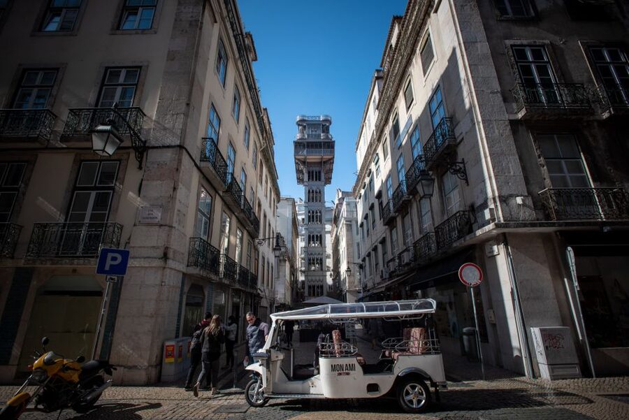 Burguês: Lisbon City Center Private Tuk Tuk Tour - Languages, comfort, and timing
