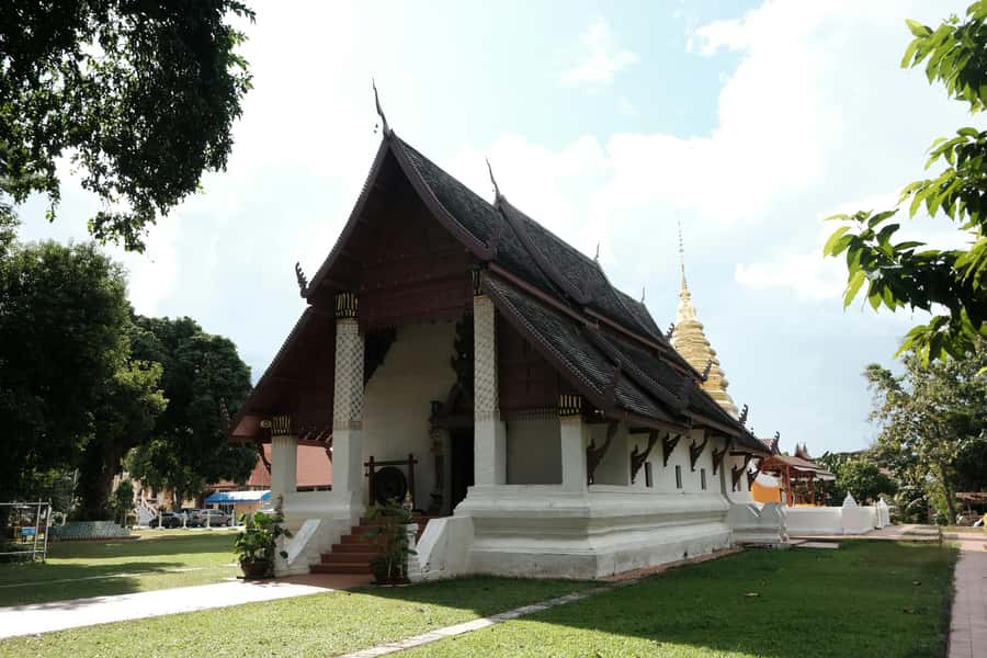 Chiang Mai Light: Tuk Tuk Night Tour with Temples & Markets - Wat Lok Moli adds a quieter temple stop