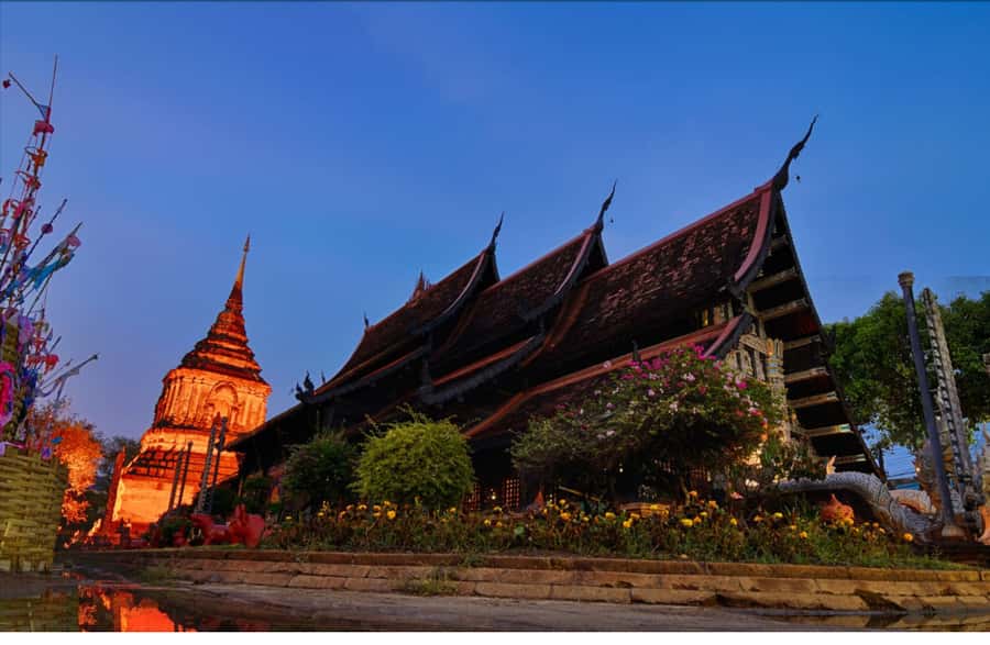 Chiang Mai Light: Tuk Tuk Night Tour with Temples & Markets - Chiang Mai Gate Night Market and the Flower Market