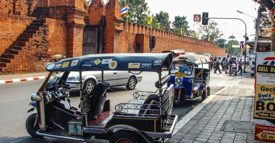 Chiang Mai: Private Tuk Tuk Tour of City Temples With Pickup - The Three Kings Monument and Chiang Mai’s founding story