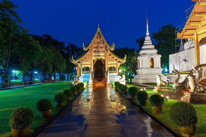 Chiang Mai Temples and Market Tuk Tuk Night Tour - Wat Phan Tao and the wooden details