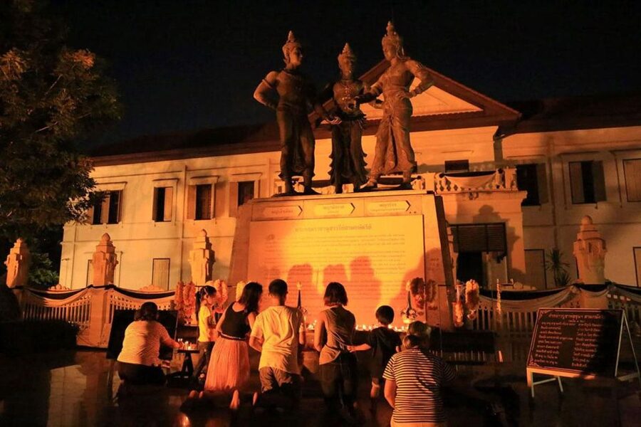 Chiang Mai: Temples and Street Food Night Tour by Tuk Tuk - Who should book this Chiang Mai evening outing?