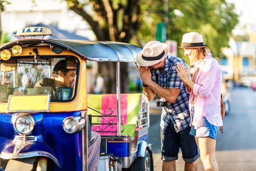 Chiang Mai: Temples and Street Food Night Tour by Tuk Tuk - Why a tuk tuk is a smart way to see Chiang Mai at night