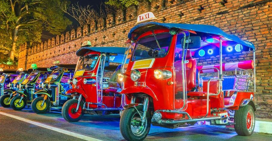 Chiang Mai: Temples and Street Food Night Tour by Tuk Tuk - Wat Phra Singh and Chiang Mai’s Lanna style