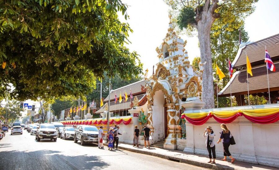 Chiang Mai: Temples and Street Food Night Tour by Tuk Tuk - Warorot and Mueang Mai: choosing your market finish