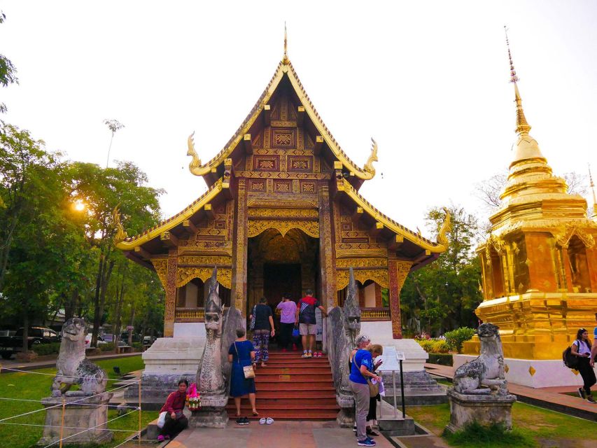 Chiang Mai: Temples and Street Food Night Tour by Tuk Tuk - What the two-hour schedule really feels like