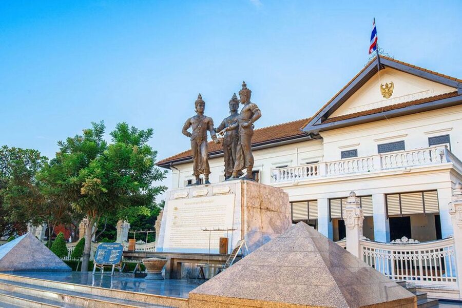 Chiang Mai: Temples and Street Food Night Tour by Tuk Tuk - Group size, comfort, and family planning