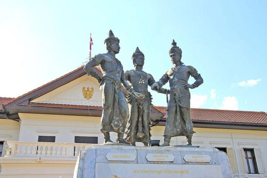 Chiang Mai: Temples and Street Food Night Tour by Tuk Tuk - Wat Chedi Luang and the giant old stupa
