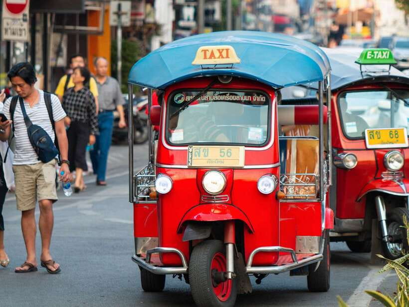 Chiang Mai: Tuk-Tuk Evening Tour with Temples & Street Foods - Key points to know before booking