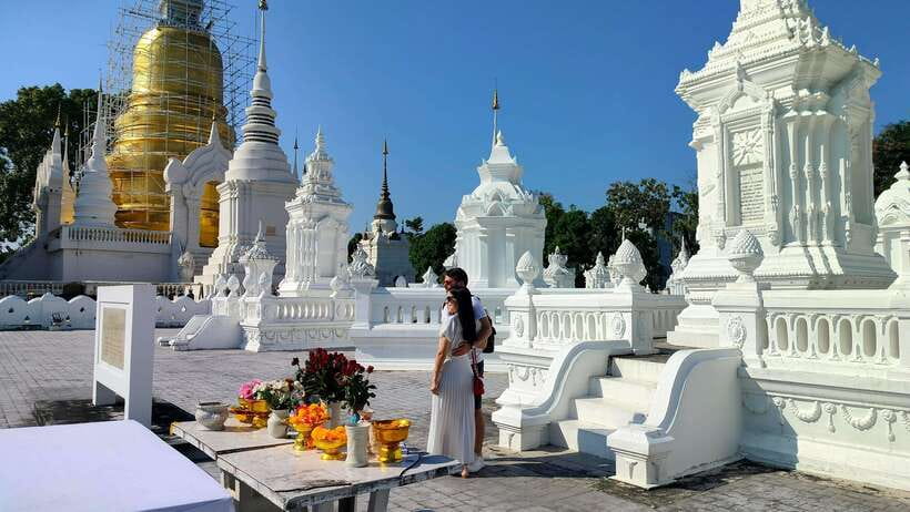 Chiang Mai: Tuk-Tuk Evening Tour with Temples & Street Foods - Why this four-hour evening works well
