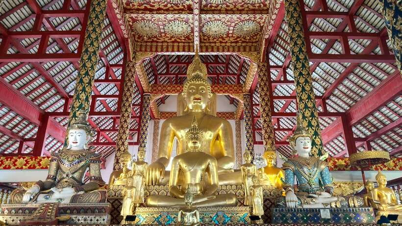 Chiang Mai: Tuk-Tuk Evening Tour with Temples & Street Foods - Wat Lok Moli and an older Lanna setting