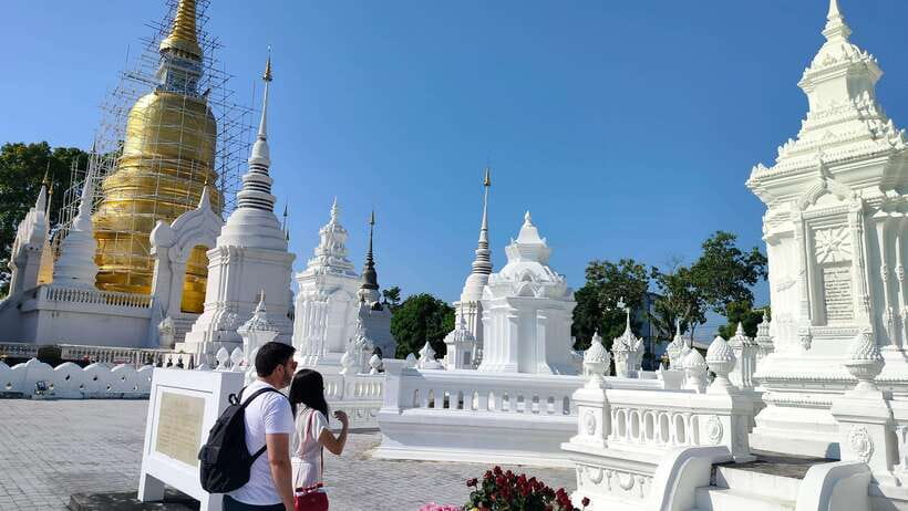 Chiang Mai: Tuk-Tuk Evening Tour with Temples & Street Foods - Who should book this tuk-tuk tour?