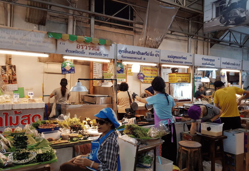 Chiang Mai Tuk Tuk: Old City Private Day Tour - Warorot Market for snacks and local shopping