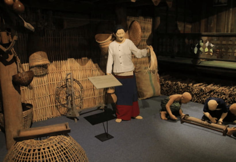 Chiang Mai Tuk Tuk: Old City Private Day Tour - Three Kings Monument and the cultural centre