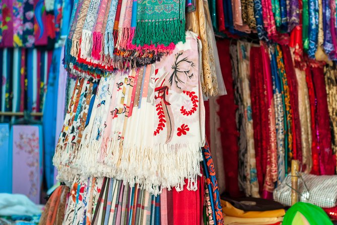 Chinatown Cyclo Journey Half-day Tour - Binh Tay Market: one hour to browse and bargain