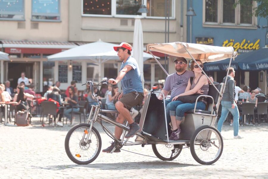Cologne: Private Rickshaw Tour - What the guides add to the ride