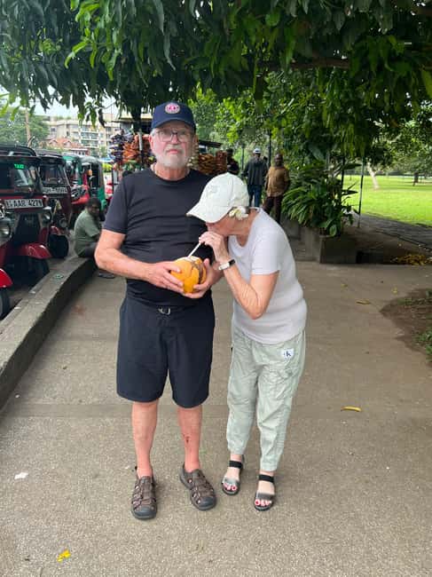 Colombo: Local Food Tour & Sightseeing by Tuk-Tuk with Meals - Crab curry, sambal, and seafood expectations