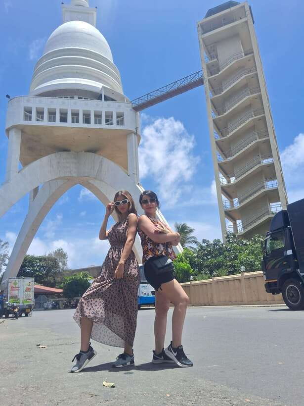 Colombo: Local Guide with Colombo City Tour by Tuk Tuk - Independence Memorial Hall and its open gardens