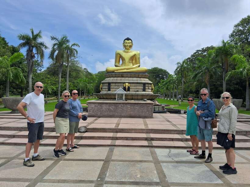 Colombo: Local Guide with Colombo City Tour by Tuk Tuk - Old Parliament and Vihara Maha Devi Park slow things down