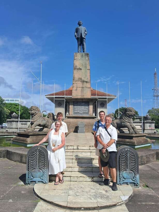 Colombo: Local Guide with Colombo City Tour by Tuk Tuk - The tea stop explains a national favorite