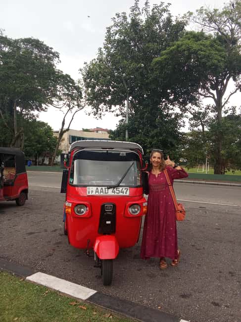 Colombo: Private City Tour by Tuk tuk - All Inclusive - Galle Face Green and the Old Parliament Building