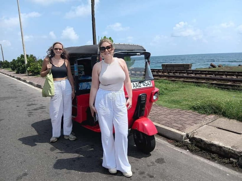Colombo: Private City Tour with Local Food Tour by Tuk-Tuk - Galle Face Green begins with prawn wade