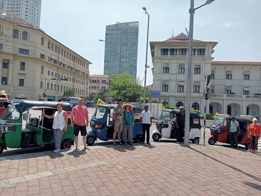 Colombo: Private Guided Tour of the City by Tuk-Tuk - Gangaramaya Temple and Beira Lake